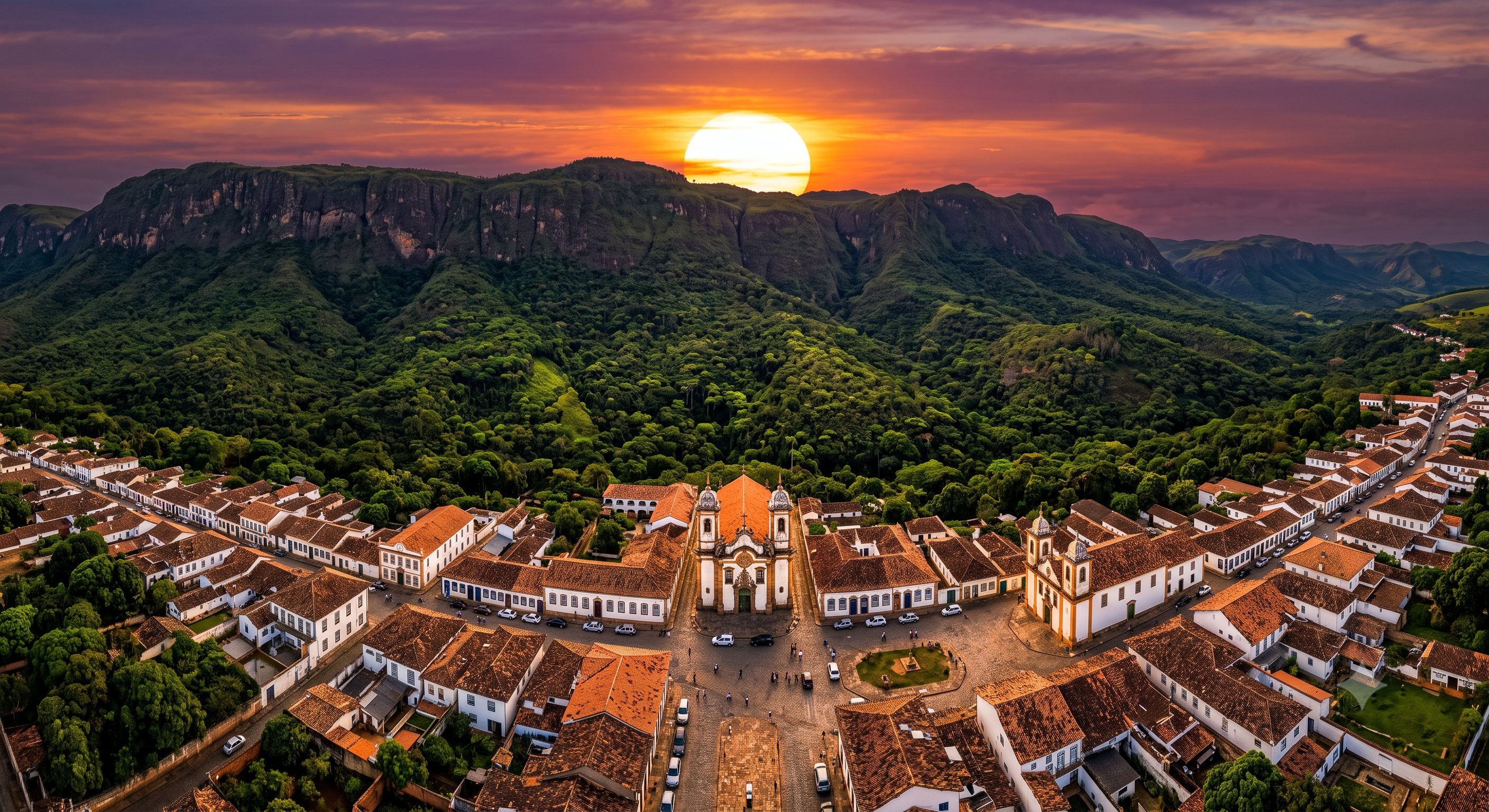 Município histórico de Minas Gerais cercado por montanhas ao pôr do sol